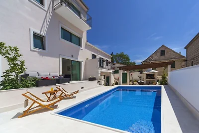 Beeindruckende Villa mit Pool in Povlja
