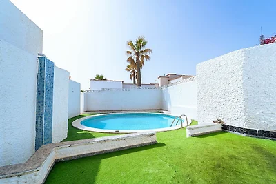 Attraente casa vacanze con piscina all'aperto