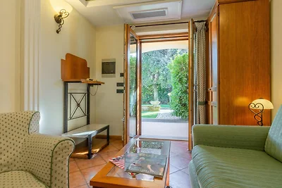 Modern appartement in Guidonia met tuin