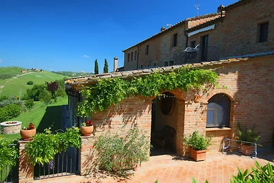 Agriturismo di lusso con piscina a Montalcino