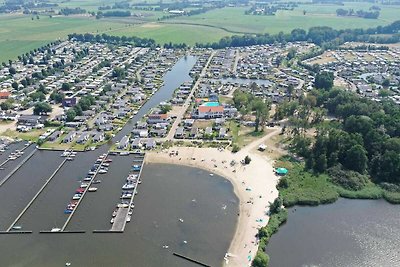 Fijn chalet met veranda, nabij het Veluwemeer