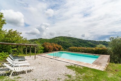 Idyllisches Ferienhaus in Pescia mit Pool