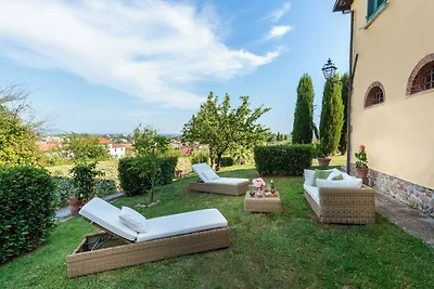 Charmantes Ferienhaus in Uzzano mit Garten