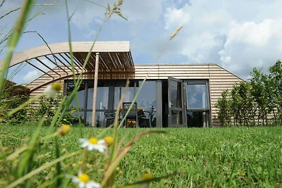 Bungalow mit dekorativem Kamin auf dem...