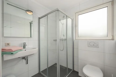 Wellnessvilla mit privatem Innenpool in einem...