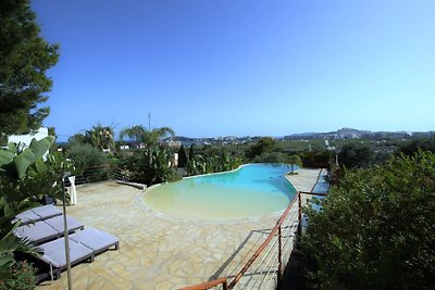 Spacious modern villa, with beautiful waterfa...