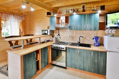 Holzhaus am Ostrowieckie-See mit Strand