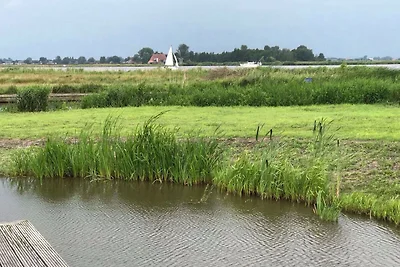Woonboot in Goengahuizen met sauna