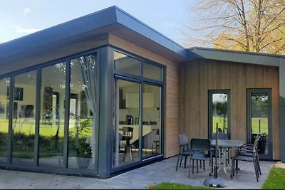 Modernes Ferienhaus in einem Ferienpark, an d...