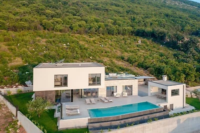 Villa in Ravni mit Schwimmbecken