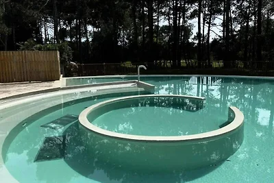 Appartement met zwembad vlakbij uitzicht op h...