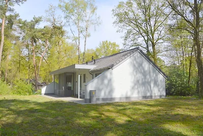 Bungalow mit Blick auf einen schönen Teich