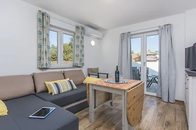 Ferienhaus in Nova Vas mit Schwimmbecken