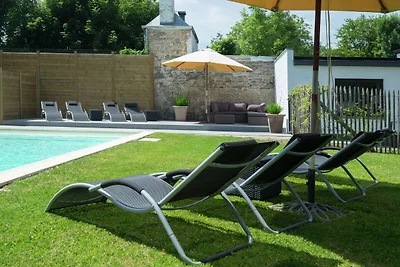 Herrenhaus in Hastiטre mit Swimmingpool