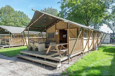 Bella tenda safari con bagno, in un parco vac...