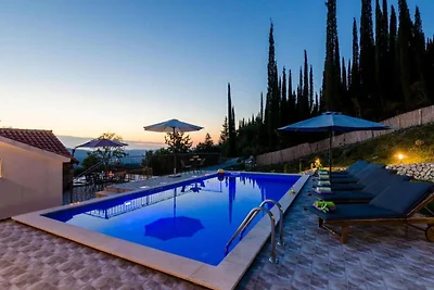 Villa rústica en Gruda con piscina privada