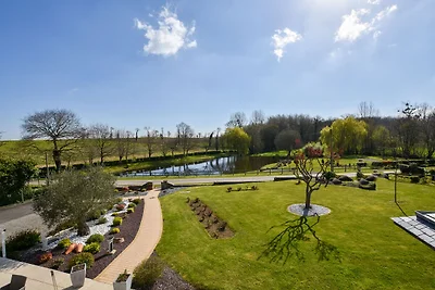 Schönes Ferienhaus in Epiniac mit Garten