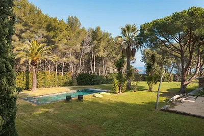 Elegante villa met uitzicht op de baai van...
