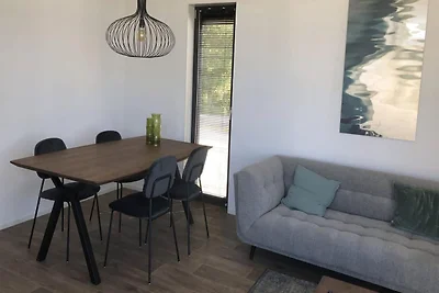 Zeitgenössisches Lakeside Chalet für 4...