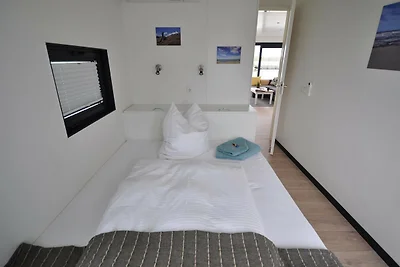 Hausboot im Hafen in Ribnitz-Damgarten