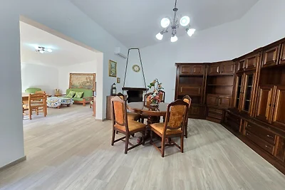 Freistehende Villa mit Garten und Klimaanlage