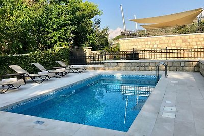 Bellissima villa con piscina e vista mare