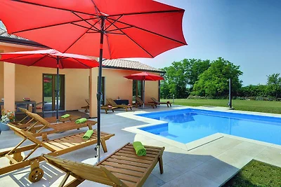 Villa con piscina a Pisino