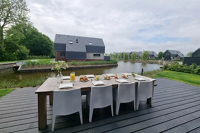 Villa mit umzäuntem Garten am Wasser