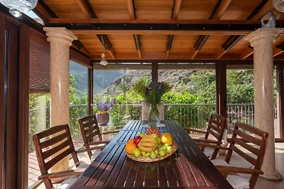 Villa mit beheiztem Pool und Bergblick