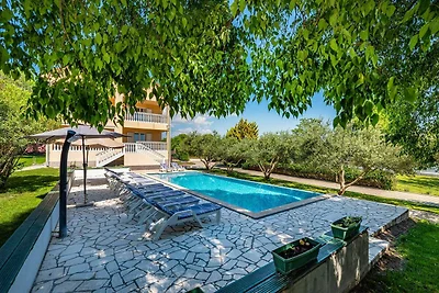 Villa mit Infinity-Pool in Kakma