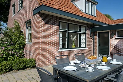 Ferienhaus in Nes mit Schwimmbecken