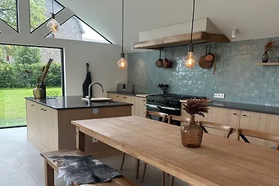 Luxusvilla mit Garten und Seilrutsche