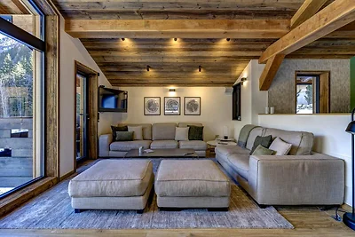 Quality Chalet with pastries & housekeeping...