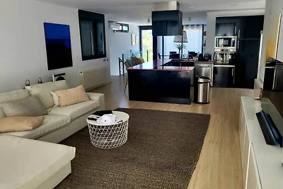 Stilvolle, moderne Villa am Stadtrand von...