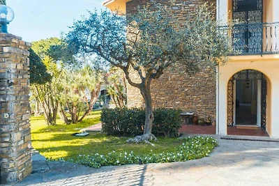 Lemon Apartment with Garden and Sea View