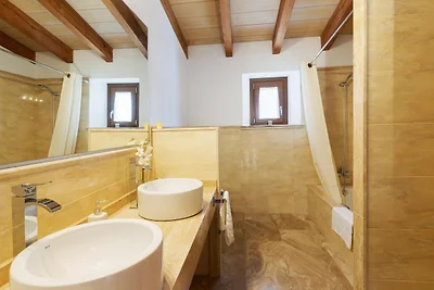 Moderne rustieke landvilla met zwembad
