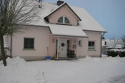 Moderne woning met tuin midden in een...