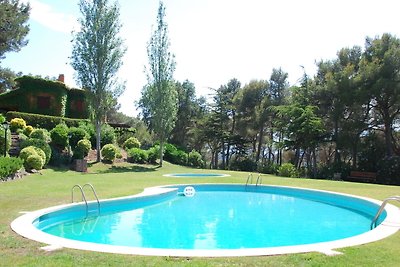 Schönes Ferienhaus mit Swimmingpool in...