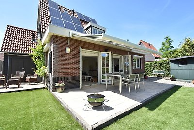 Attraktives Ferienhaus in Oude mit Garten
