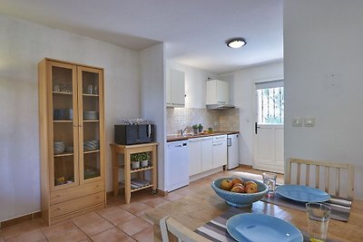 Provencal bastide with a dishwasher, in a gre...