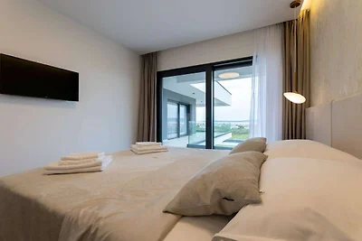 Moonlit Mirage Villa with Pool, Gym and Sauna...