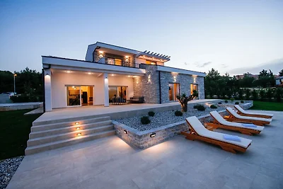 Villa con piscina privata e giardino