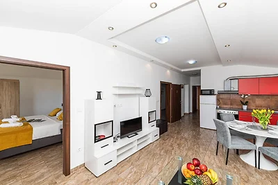 Exquisite Spacious Villa Bufaline with Pool a...