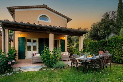 Villa a Monte San Quirico con Giardino