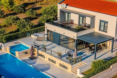 Moderne Villa mit privatem Pool