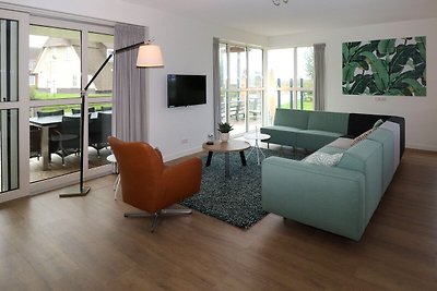 Rietgedekte villa met lounge set, aan het...