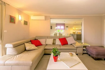 Villa in Tinjan met barbecue en wifi.