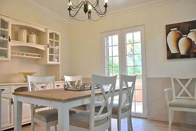 Villa in einer ruhigen Gegend mit privatem Po...