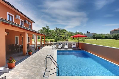 Spaziosa villa con piscina