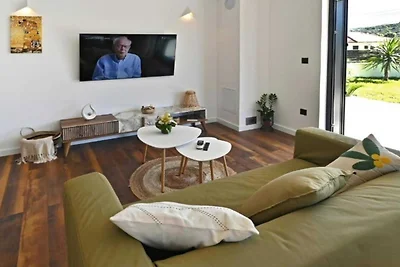 Luxury Slatine Apartments with Terrace and Ga...